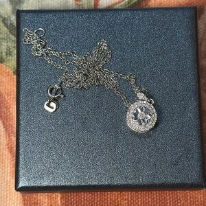 Sterling silver CTTW diamond flower round pendant 18 inch necklace